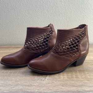 SUGAR| VARSITY BROWN LEATHER ANKLE BOOT WITH CUTOUT |SIZE 7M